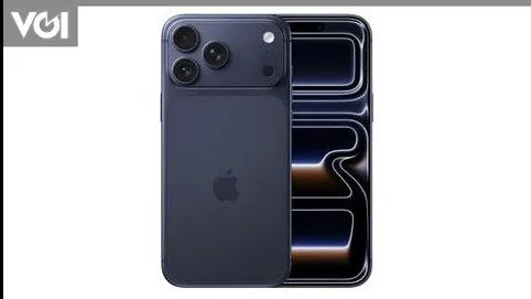 Seseorang sedang menyesuaikan pengaturan baterai di iPhone untuk meningkatkan daya tahan perangkat