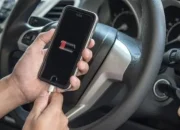 Apakah Mengecas HP di Dalam Mobil Bisa Membuat Konsumsi Bensin Boros