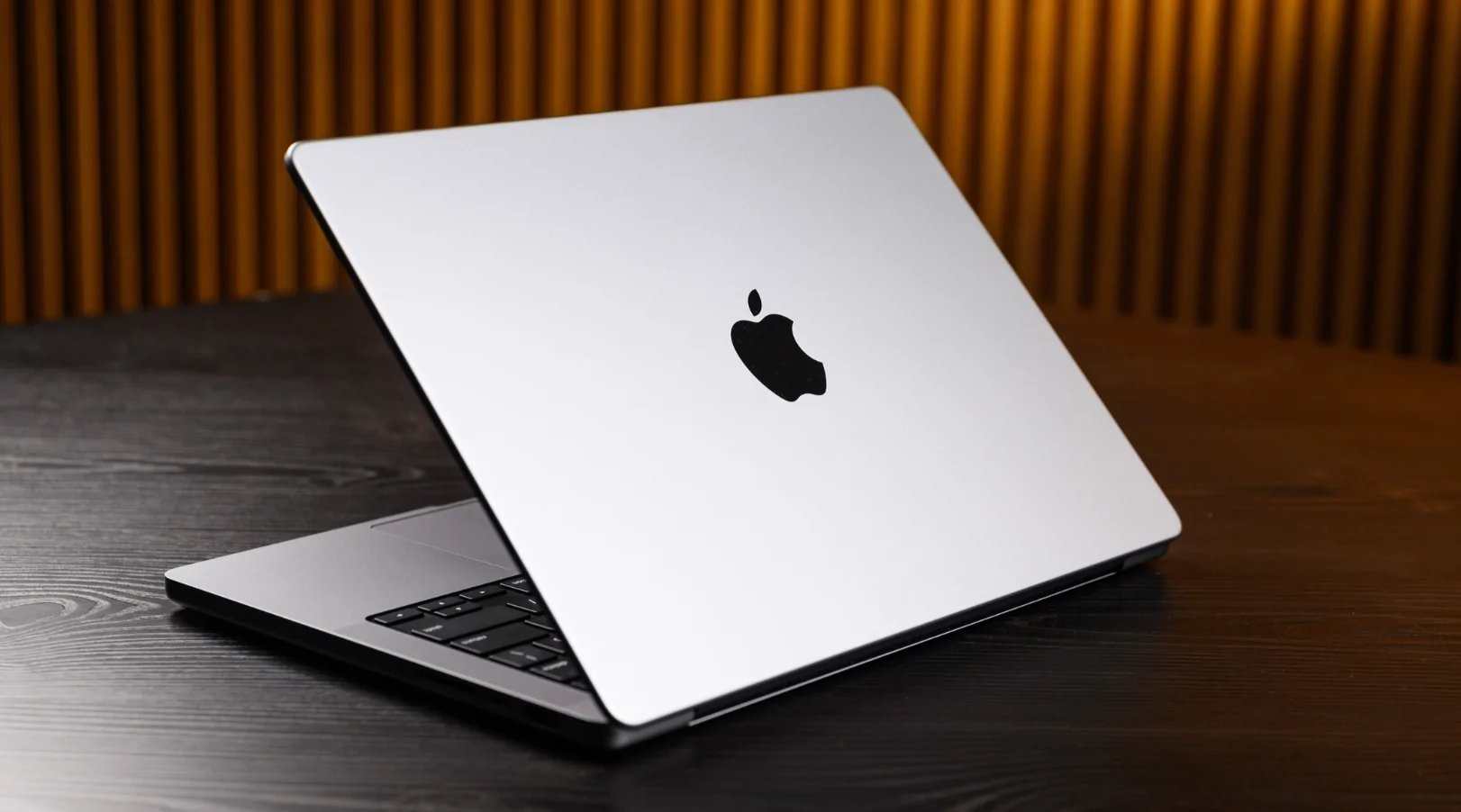 Ilustrasi penggunaan teknologi Frame Generation untuk meningkatkan performa gaming di sistem macOS.