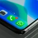 Ilustrasi seseorang sedang memeriksa aplikasi di layar smartphone Android