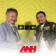 Seorang pengembang gim sedang bekerja dengan bantuan teknologi kecerdasan buatan