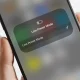 Seseorang sedang menggunakan smartphone dengan indikator baterai penuh