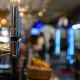 Suasana tenang di dalam sebuah pub modern yang nyaman