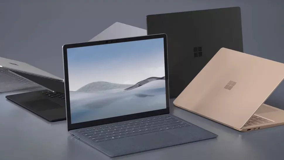 Deretan perangkat Microsoft Surface di atas meja kerja