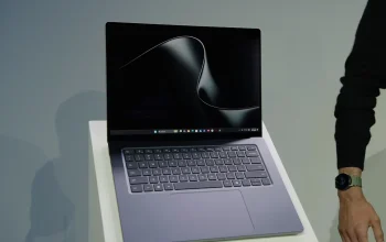 Tampilan visual laptop premium Surface Laptop Ultra dengan layar mini-LED