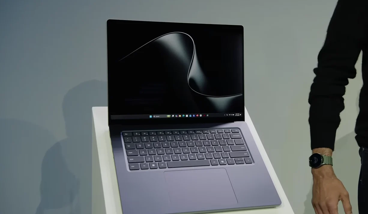 Tampilan visual laptop premium Surface Laptop Ultra dengan layar mini-LED